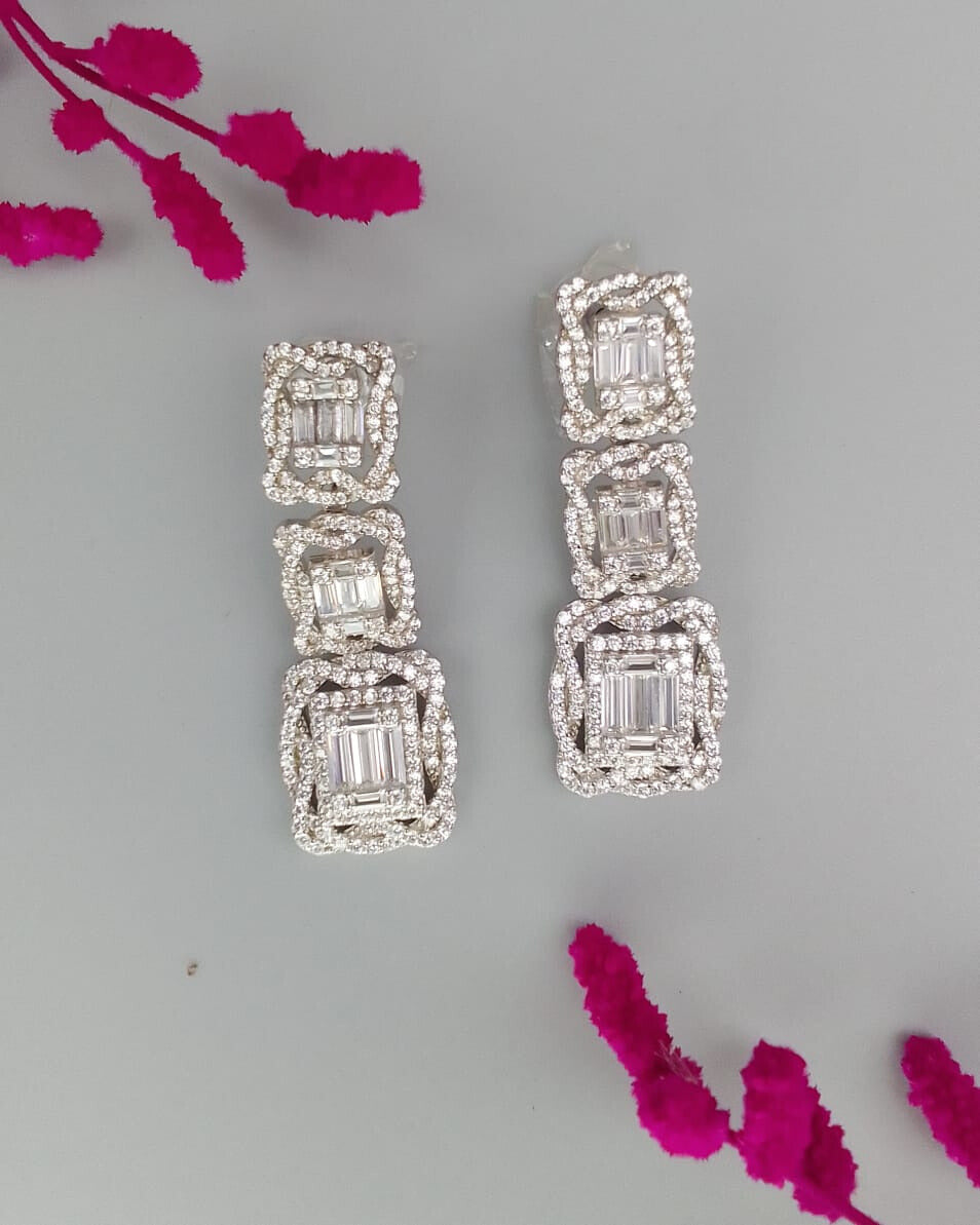 Sparkle Silver-white stoned chandelier earrings